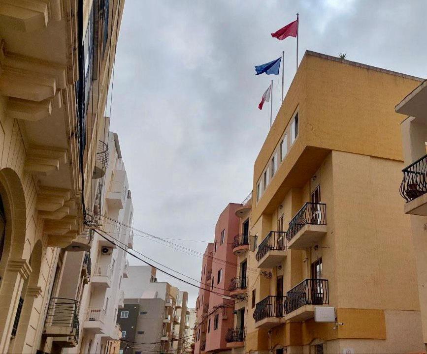Malta Crown Guesthouse Сент Джулианс Экстерьер фото