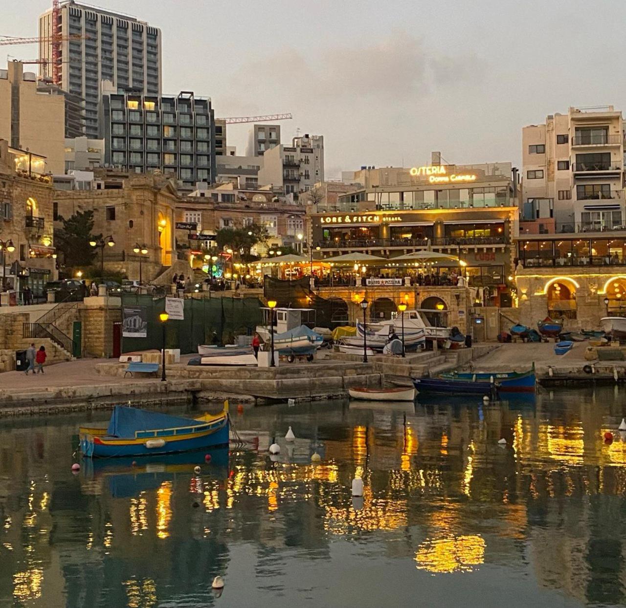 Malta Crown Guesthouse Сент Джулианс Экстерьер фото