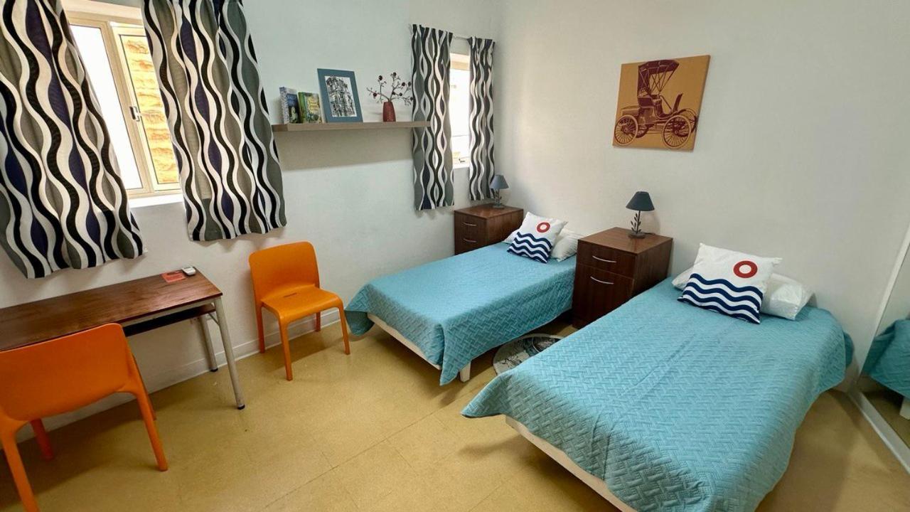 Malta Crown Guesthouse Сент Джулианс Экстерьер фото